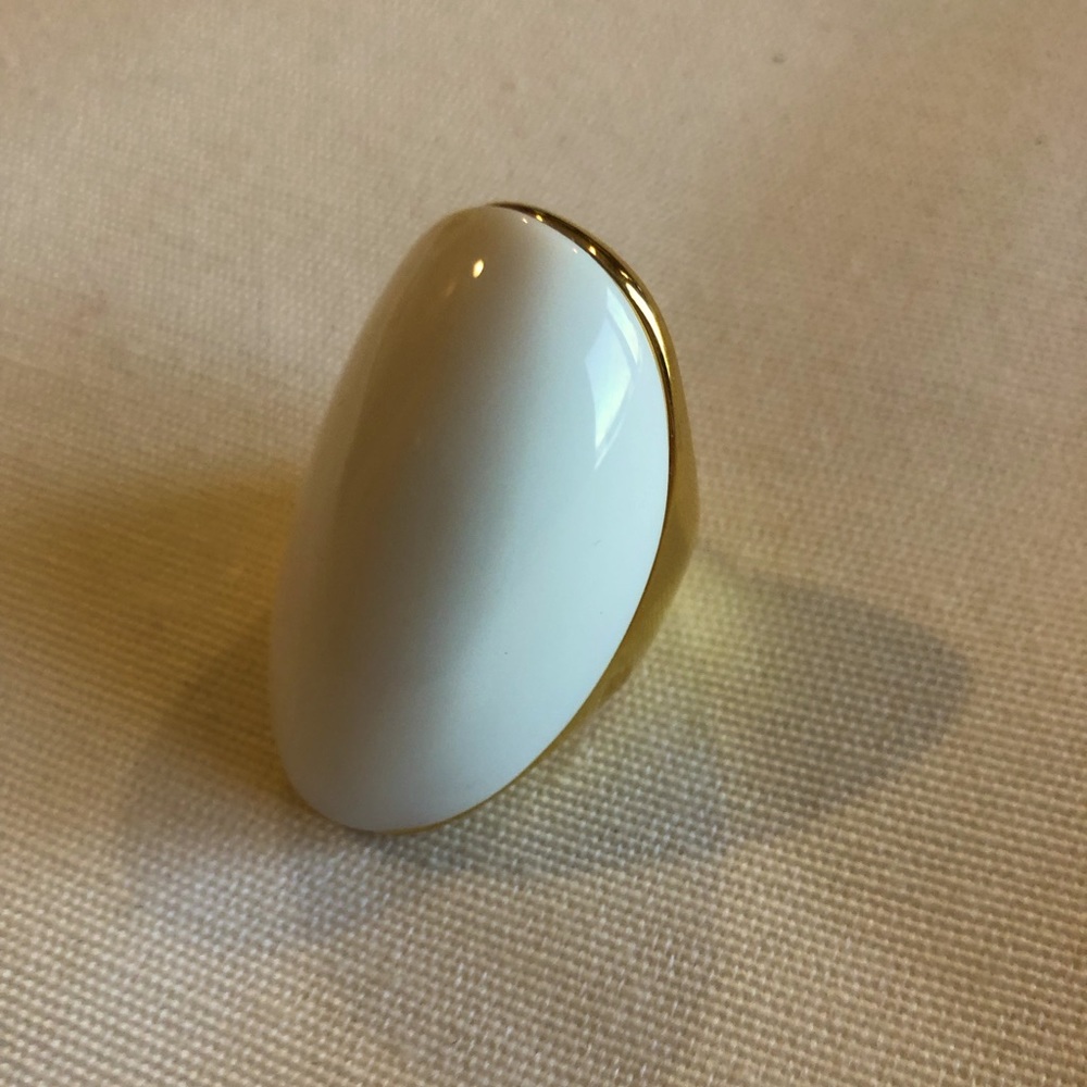 Cocktail ring. Gold and white